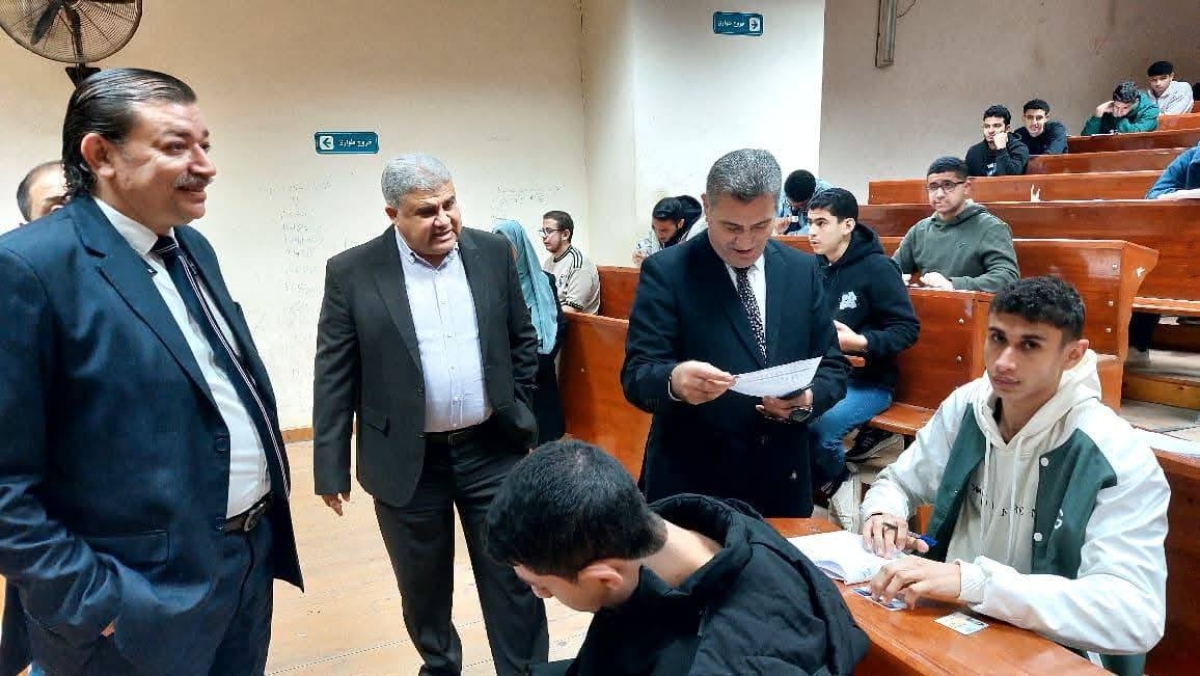 نائب رئيس جامعة بنها لشئون خدمة المجتمع وتنمية البيئة يتفقد امتحانات الفصل الدراسي الأول بكلية الحاسبات والذكاء الإصطناعى