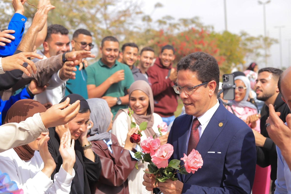 فى إطار 100 مليون شجرة: رئيس جامعة بنها يتفقد معرض الزهور السنوي في دورته الثالثة