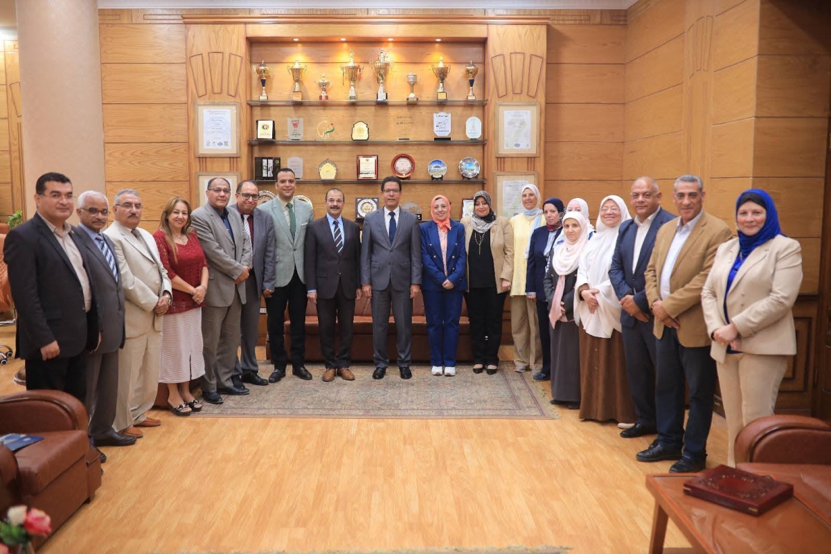 تقديرا لجهودهم المبذولة : تكريم أعضاء مجلس خدمة المجتمع وتنمية البيئة بجامعة بنها