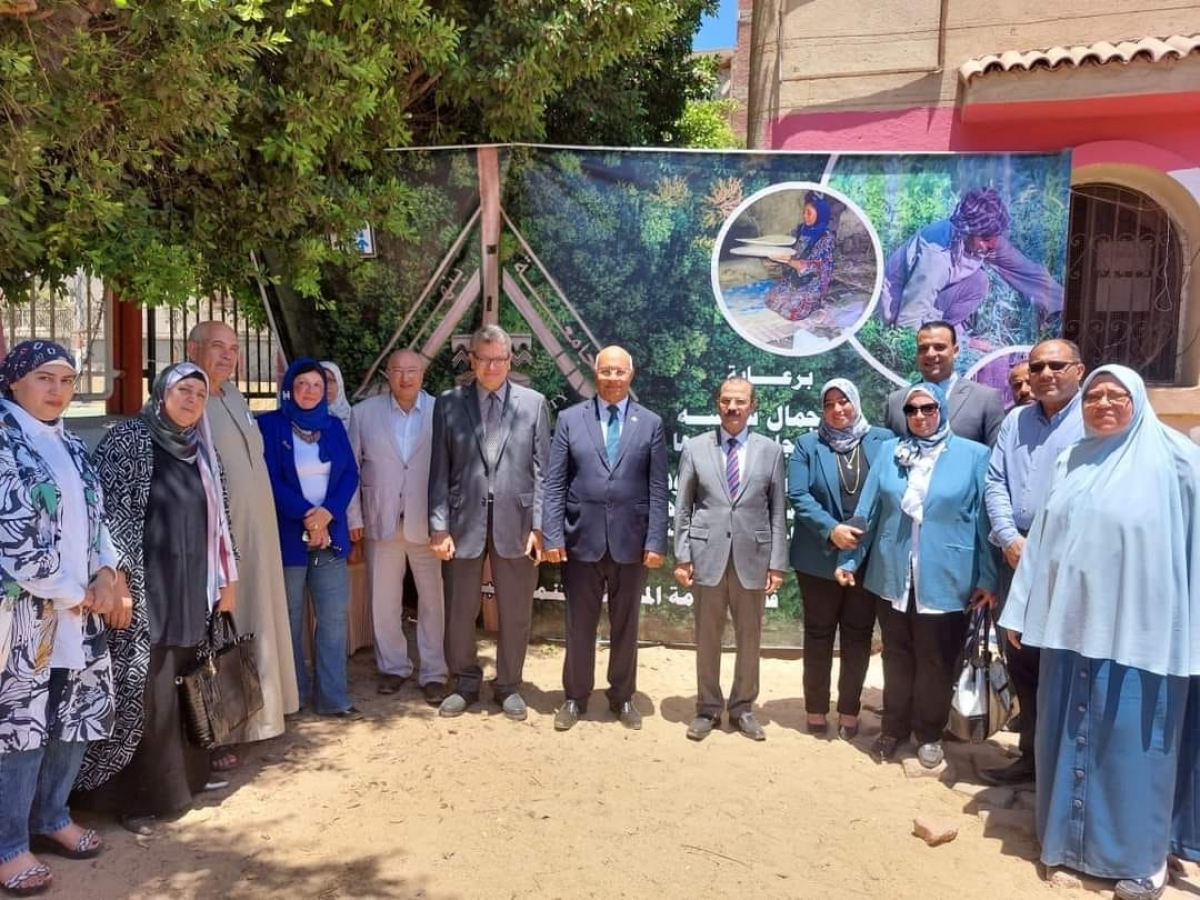 محافظ القليوبية ورئيس جامعة بنها يتفقدان مبادرة " احنا معاك" لرعاية الأسرة المصرية